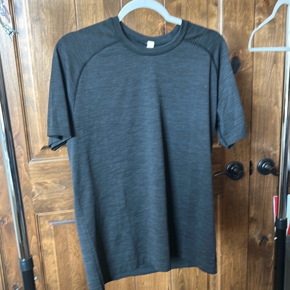 Lululemon Men’s Metal Vent Tech Short-Sleeve Shirt (size M; color black)